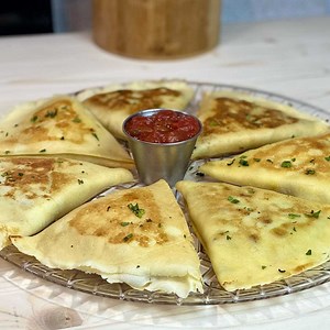 461K views · 10K reactions | Recettes des crêpes salées farcies à la viande hachée‍ Très facile et rapide! Ingrédients : Pâte à crêpe : 250g de farine 500ml de lait 3 œufs Sel 2 c.à.s d’huile Farce : 450g de viande hachée 2 carottes 1 courgette 100g de champignons 4oignons verts Sel, poivre, paprika, ail en poudre 20ml de crème fraîche Fromage à tartiner | Deli Cuisine | Facebook