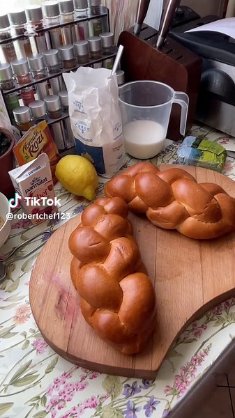 Máglyarakás 🍎 Hozzávalók * 1 db fonott kalács * 3 dl tej * 2 dl habtejszín * 4 db tojás * 20 g porcukor * 2 evőkanál cukor * 1 csomag vaníliás cukor * kevés vanília aroma * 1 db bio citrom reszelt héja * 400 g alma * 6-8 evőkanál sárgabaracklekvár * 4 evőkanál cukrozott darált dió * 20 g vaj * 2 db fahéjrúd * kevés őrölt fahéj ⸻ Elkészítés A tejet, a habtejszínt, a cukrot, a reszelt citromhéjat, valamint egy kevés vanília aromát felforralunk. A fonott kalácsot felszeleteljük, majd ráöntjük a fo