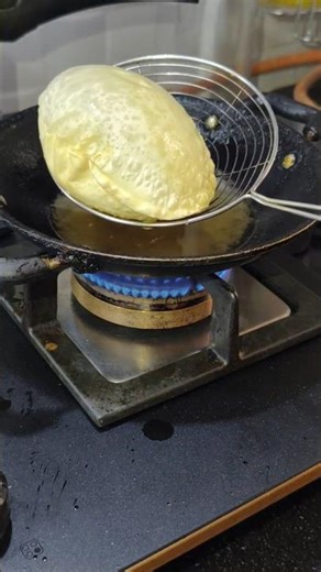 అప్పడం పూరీ లా ఎప్పుడైనా పొంగడం చూశారా ఐతే చూసేయండి #ytshorts #food