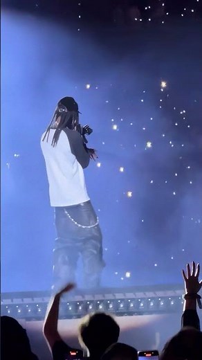 Playboi Carti performing "RATHER LIE" live.