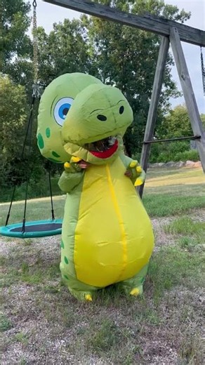 Cute Dino on the swing #dinosario #dinosaur #funny #chistoso #comida #comico