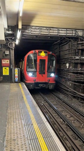 London Underground Metropolitan Line S8 Train | Finchley Road Station #londonunderground