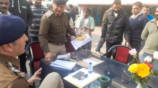 Tajendar Singh Bedi on Instagram: "#रिपोर्टिंग by तेजेंद्र सिंह बेद #नकली सोने की बाली का आरोप #कोतवाली में पीड़िता व ज्वेलर्स के बीच नोकझोंक #बाजपुर। नकली सोने की बाली निकलने का आरोप लगाते हुए एक महिला ने स्थानीय ज्वेलर्स के खिलाफ कोतवाली बाजपुर में तहरीर दी। शिकायत में महिला ने बताया कि उसने ज्वेलर्स सेसोने की बाली खरीदी थी, जो बाद में नकली निकली। मामले की शिकायत लेकर पीड़िता कोतवाली पहुंची, जहां ज्वेलर्स पक्ष भी मौजूद हो गया। #कोतवाली में दोनों पक्षों के आमने-सामने आने पर तीखी नोकझोंक हो गई।