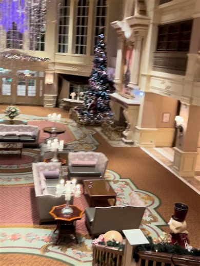 Disneyland Hotel Lobby - Few Guests