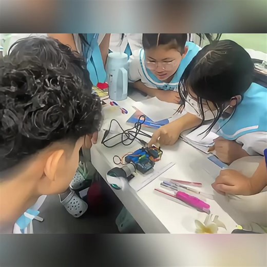 In Year 9 Robotics class, students learned about electronic components. They studied capacitors, diodes, and transistors, which are important components that make digital devices work. A real-world experiment on motor control was also demonstrated to help them understand how these components make a machine work.