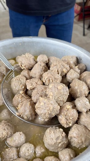 Kuliner Koko Medan - Vendy Leo on Instagram: "Mantap bahh… Bakso Urat disini jelas enak !!! Terbukti dari Tempat yang ramai, pdhal jualannya itu di jalan kecil aj… The Real Hidden Gem 🔥 . Bakso Urat Juara @baksouratjuara_johor Jl.Karya Tani No.129 , Medan Johor 12.00-22.00 Halal"