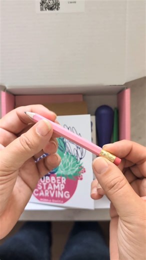 Custom Rubber Stamps and Stationery on Instagram: "Packing a stamp kit today. What comes in the kit? - Speedball Speedy Carve Rubber - Speedball Lino Tool - Speedball tips 1, 2, & 4 - Tracing Paper - HB2 pencil - XActo Knife - Ink Want to learn to make your own stamps? I sell kits in my shop that include everything you need to get started, and they also include an instruction manual that I illustrated and a 45min introductory video course. #rubberstamp #stamping #stampkit #uniquegift #crafty"