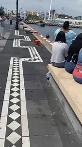 🚨 Choque en el malecón de Veracruz 🚨 Este sábado durante prácticas para el 204 aniversario de la Armada de México, dos lanchas interceptoras de la Marina colisionaron; una terminó estrellada contra el muro costero. El momento quedó grabado por testigos y ya circula en redes. 📲 Extraoficialmente, no se reportan lesionados. La SEMAR aún no emite postura oficial. #Veracruz #Marina #últimahora | Corredor Info