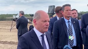 Deutschland hat militärische Unterstützung für Litauen, wegen einer möglichen russische Bedrohung, zugesagt. Nach Angaben der Bundesregierung soll die Präsenz der Bundeswehrsoldaten in Litauen von derzeit 1.000 auf 1.500 Soldaten aufgestockt werden. Erstmals seit Beginn des Kriegs gegen die Ukraine besucht der Bundeskanzler einen Nato-Staat mit Grenze zu Russland - und sichert dem Land stärkeren militärischen Schutz zu. Mehr dazu unter: https://www.handelsblatt.com/politik/international/ukraine-