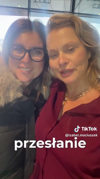 Życie po królewsku. Odcinek 840 Ten z Marta Matyka - Obacz Witaj w moim królewskim świecie codzienności. Dzielę się tu chwilami pełnymi wdzięczności, które przypominają, że życie po królewsku to nie życie w pałacu, lecz stan umysłu. Zrób sobie kawę, usiądź wygodnie i spędź ze mną kilka minut dobrego nastroju. #ŻyciePoKrólewsku #KrólowaDobrejEnergii #IzabelaMaciuszek #Lifestyle #ArkadiuszMaciuszek Spotkanie z Twórczynią Koron Mocy Opowiadamy o naszej ukochanej artystce Martuni, która tworzy piękn