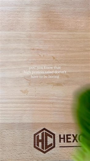 This is seriously one of the tastiest salads we’ve ever made 🤤 Perfect for your meal prep lunches or an easy weeknight dinner 🥗 📌 Hit save and give it a try! Calories: 432 | P:39g | F:14g | C:37g ✅ High Protein ✅ Packed with micros ✅ High in fibre ✅ Fresh & delicious Ingredients: ✖️ 125g Chicken Breast (Raw) ✖️ 40g White Basmati Rice (Raw) ✖️ 70g Edamame Beans ✖️ 70g Cucumber ✖️ 10g Lettuce ✖️ 10g Kewpie Mayonnaise (50% Reduced Fat) ✖️ 30g Avocado ✖️ Red Onion, to taste Using our favourite kn