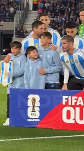 Rodrigo De Paul jugando con los hijos de Leo Messi 😂 #rodrigodepaul #depaul #leomessi #messi #lionelmessi #fblifestyle | Noticias del Futbol