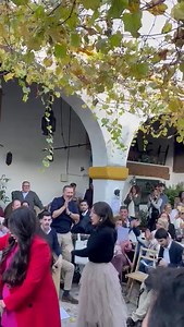 #JEREZ | Ambientazo en la zambomba de la Coronación De Espinas Jerez en Bodegas Fernández-Gao, en la calle Arcos. ¿Cómo lleváis el sábado de #zambombas? 🎶🎄✨ ➡️➡️ https://vivajerez.es/jerez/1454488/jerez-activa-su-plan-municipal-de-seguridad-coincidiendo-con-la-eclosion-de-las-zambombas/ | Viva Jerez