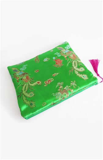 This decorative clutch bag is made from a gorgeous green satin fabric with ornamental Chinese design motifs. It has a vibrant pink cotton lining, and a matching pink tassel on the zipper pull. This clutch makes a great addition to any outfit and is big enough to fit the essentials for a night out. Available in my @Etsy shop via the link in my bio. #clutchbag #greenclutch #etsy #etsyseller #cheekyleopard