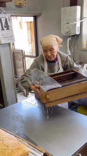 Old grandmother’s homemade mitarashi dango and heart-wrenching haiku @rodeoand5thfoodie Today, I would like to introduce a dumpling shop “Seikado” in Nishio City, Aichi Prefecture. ordered “Mitarashi dango” I heard that a 94-year-old grandmother in Nishio City has an excellent mitarashi dango that she makes all by herself! (๑>◡