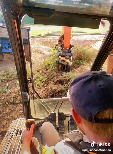 Clearing some bushes ready for the new bunkers on the 1st fairway at Royal Wimbledon Golf Club ⛳️ #engcon #tiltrotator #excavator #hitachi #digger #construction #fyp #constructionlife #foryoupage #foryou @engcon_official