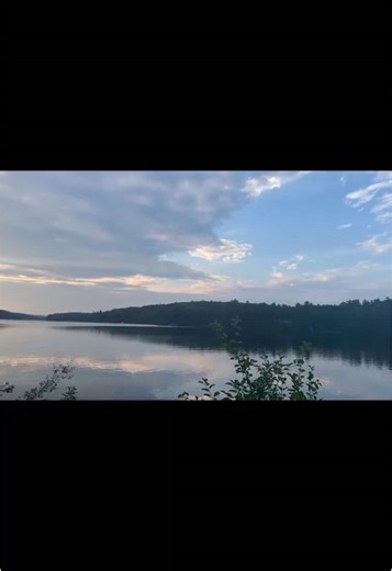 Le Québec est un véritable joyau naturel, où chaque paysage raconte une histoire et invite à l’émerveillement. Du Sentier des Cimes, qui surplombe la majestueuse forêt laurentienne, à la Montagne Noire, offrant des panoramas saisissants sur des vallées infinies, la nature québécoise se révèle sous ses plus beaux atours. Le Mont Orford, avec ses sommets emblématiques, et le Lac Pink, aux eaux teintées d’un bleu éclatant, illustrent parfaitement la diversité de nos écosystèmes. Plus au sud, le Par