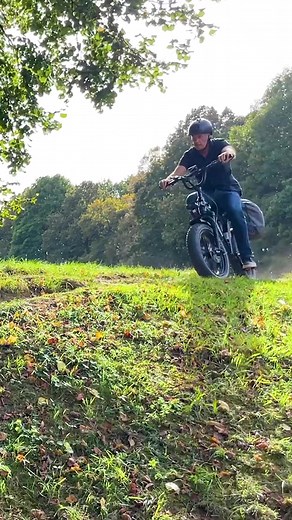 Test et avis de vélo électrique de type fat bike et speed bike, l'eBike qui ressemble à un cyclomoteur, l'Himiway Escape Pro à lire sur LeVéloUrbain.com #levelourbain #velourbain #veloelectrique #electricbike #himiway #escapepro | Le vélo urbain