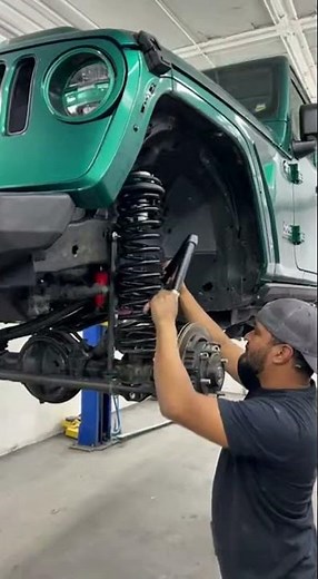 REBUILDING A WRECKED 2020 JEEP GLADIATOR IN 10 MINUTES