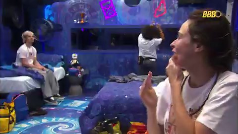 Eu sei que cada um lida com o luto de uma forma, mas depois de 99 dias sofrendo, como ela mesma disse e com o psicológico extremamente abalado, por conta da pressão do bbb, estar vivendo como se nada tivesse acontecido é bizarro. Uma coisa é você receber essa notícia aqui fora e ter pessoas pra te ajudar (e aí entra em negação), outra coisa é você saber dentro de um programa e estar alheia a tudo que está acontecendo aqui fora. Como que consegue ficar tão tranquila assim? Vamos esperar pelo ao v