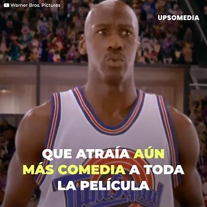 Michael Jordan tenía una sola misión. Pero su lazo con los Looney Tunes haría de Space Jam una cinta legendaria. Con una magia capaz de conquistar a todas la generaciones, el súper ídolo del básquetbol logró lo imposible, y es que el humor y la comedia de Space Jam se mantiene a más de 20 años como un clásico sin comparación. | Muvi