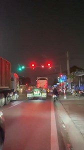 1.5M views · 4.1K reactions | Đường ĐT 743 ngay cây xăng 71. Xe đầu kéo đi vào làn xe 2-3 bánh, vượt đèn đỏ luôn. 沈 Cái nghề nó bạc quá, có ngày cũng đeo 2 cái vòng thép mạ crom thôi chứ không phải vòng bạc đâu.  Dung Nguyen | Tôi Là Dân Bình Dương | Facebook