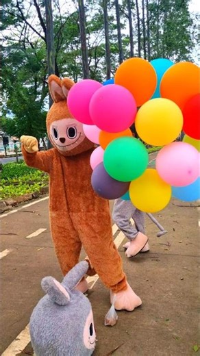 The pumpkin clown dancing with my balloons has five