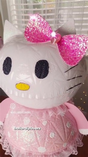 🎀✨️DIY CUTE HELLO KITTY CENTERPIECE 😺 Que les parece esta idea amigos y amigas?? #viralreelsfbpage #hellokitty #viralreelsシ #viralpagefb #dollartreefinds #decor #crafting #organization #crafts #mothersday #diy | Dollardiylovers