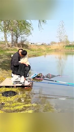 காதலியோடு மீன் பிடிக்க வந்துள்ளார் !!