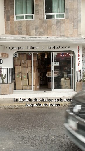 Librero en andanzas on Instagram: "Hay librerías que no necesitan ruido. Espacios pequeños donde el tiempo pasa distinto y los libros esperan sin prisa. Diciembre también ocurre aquí. A su manera. #LibreroEnAndanzas #Álamos #LibreríasIndependientes #LibrosUsados #Diciembre"