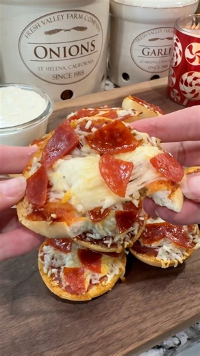 Homemade Pepperoni Bagel Bites are officially back on the menu 🙌 If you grew up loving those classic frozen bagel bites, this copycat version is about to be your new favorite easy weeknight dinner or after school snack. Crispy bagels, rich pizza sauce, melty mozzarella, and pepperoni… but upgraded with Bailee’s Kitchen All-Purpose Seasoning for that extra savory flavor you didn’t know you were missing. They’re quick, family friendly, freezer friendly, and perfect for game day, party appetizers,