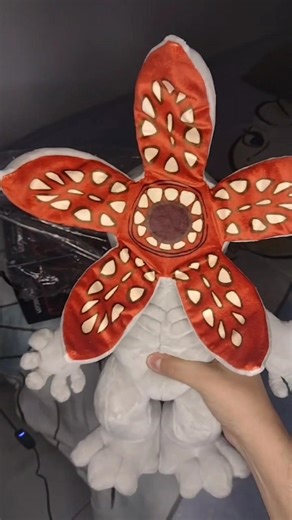 mostrándoles el peluche 🧸 de demogorgon the stranger things 5