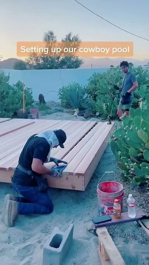 How we set up our 10’ cowboy pool in our Palm Springs AirBnB yard 🧡 #poolhack #deckbuilding