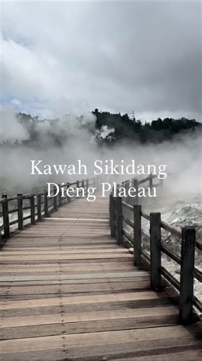 Ruhumgöçebe on Instagram: "Kawah Sikidang – Dieng Plateau, Orta Java 🇮🇩 Kawah Sikidang, Endonezya’nın Dieng Platosu’nda yer alan en aktif jeotermal alanlardan biridir 🌋. Adını, tavşan gibi 🐇 sürekli yer değiştiren kraterlerinden alır; çünkü buradaki buhar çıkışları zamanla farklı noktalardan ortaya çıkar ♨️🌫️. Yaklaşık 2.000 metre rakımda bulunan bu alan ⛰️, sülfür gazları 🧪, kaynayan çamur havuzları ve yoğun buharıyla adeta yaşayan bir volkanik laboratuvar gibidir 🔬. Dieng’in mistik atmo