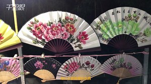 【河南】6旬妪街头在扇子上作画20年 画一幅牡丹只用10几分钟