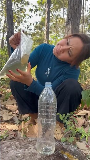 Survival Skills: easy methood saving water transfer to bottle #camping #bushcraft#water#smart#2363🍶