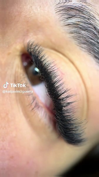 Volume Strong: Expert Tips for Lash Extensions