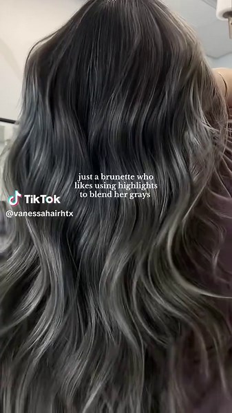 Mezcla de canas con mechas rubias para morenas