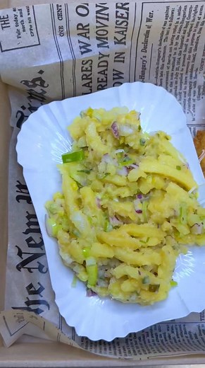 Schnitzel House Brno!😎✊ Tohle je podle mě výřešenej rozvoz!😏 Kdo by si dal a kolik byste toho snědli?🤔 #jihomoravskýkraj #brno #schnitzel #řízek #syr #mnam #foodblogger | To je žrádlo