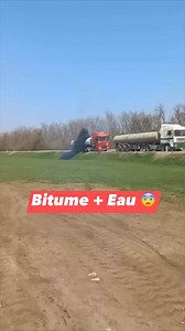 Le bitume chaud liquide réagit généralement de manière explosive lorsqu'il entre en contact avec de l'eau. Cette réaction peut entraîner des éclaboussures dangereuses, des émissions de vapeurs toxiques et même des incendies. C'est pourquoi il est crucial de manipuler le bitume avec précaution et de prendre des mesures de sécurité adéquates pour éviter tout contact avec l'eau pendant le transport, le stockage et la manipulation. Pour ce cas là le dôme de cette semi remorque citerne n’a pas résist