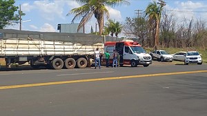 85K views · 966 reactions | ACIDENTE DE TRABALHO: PNEU DE CAMINHÃO EXPLODE E ATINGE BORRACHEIRO DEIXANDO-O FERIDO GRAVEMENTE | TVM | Facebook