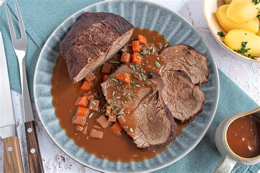 **Geschmortes Falsches Filet vom Rind** Zutaten (für 4 Portionen) * 1–1,2 kg **Falsches Filet (Schaufelstück)** * Salz & Pfeffer * 2 EL **Butterschmalz** oder Öl * 2 **Zwiebeln** * 2 **Karotten** * 1 Stück **Sellerie** (ca. 100 g) * 2 EL **Tomatenmark** * 1 TL **Senf** (mittelscharf) * 250 ml **Rotwein** (optional, alternativ Rinderbrühe) * 500 ml **Rinderfond oder kräftige Brühe** * 2 **Lorbeerblätter** * 2 Zweige **Thymian** * 1 Zweig **Rosmarin** * optional: 2–3 **Wacholderbeeren** oder 1 Stü