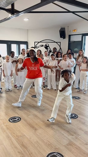 Jeny Bsg Dance Program à Paris 🇫🇷 Toutes les élèves ont été incroyables ces 3 jours !! Ici un extrait de la 2ieme journée avec @lanolly_afrovibes 9 ans elle envoie du lourd 🤩 🎶 @eddymousenobeatz Green light remixed 🎥 @yrouvad Thank You @jdschool @bruceykanji for the Amazing location 🙏🏿 | Jeny Bsg