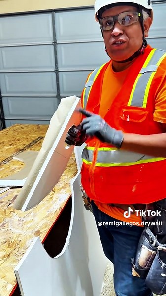 Jajajajaj yo queriendo enseñar lo que no se debe de hacer con el drywall y hasta el tercer corte me salió mal para mostrar lo que no se deve hacer#drywall #carpenter#planosarquitectonicos #safety #remigallegos