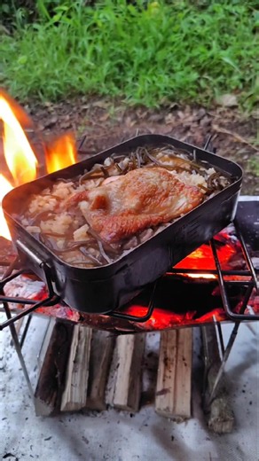 焚き火で鶏と塩昆布の炊き込みご飯