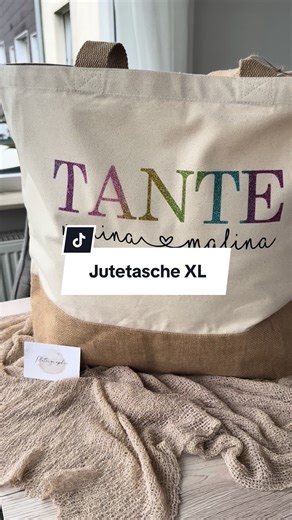 👜 Ein Unikat, so besonders wie du. Diese personalisierte XL-Jutetasche begleitet dich überall hin. • • Hej, mein Name ist Denise, ich komme aus NRW und bin die Inhaberin von PLOTTERGRAPHIE. Ich plotte, personalisiere, gestalte Kerzen, gieße wunderschöne Keramikartikel und fotografiere! Unter www.plottergraphie.de findest du nötige Informationen! ✨ #plotten #jutetasche #personalisiert #jutebag #handmade