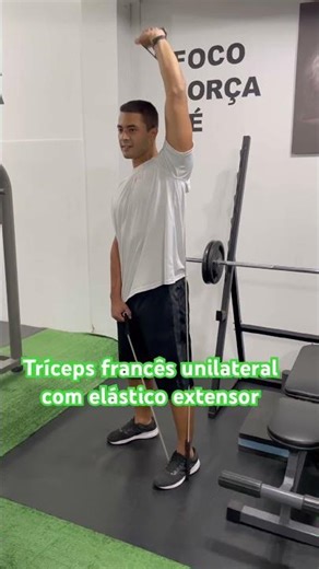 Single-leg French press with resistance band - Prof. Matheus Gomes