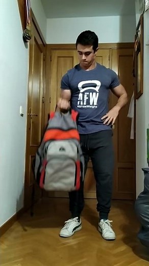 Curl de bíceps con mochila