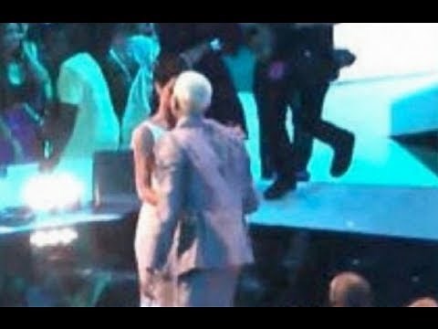 Rihanna and Chris Brown Kiss at VMAS 2012!