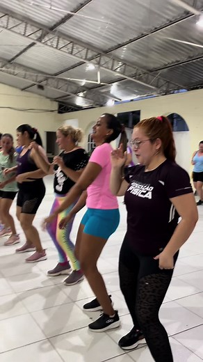 Aulas de Zumba: Dançando Lambada e Ritmos Vibrantes